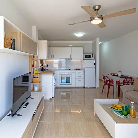 아파트 Oceanview Tamara With Pool 아칸티라도