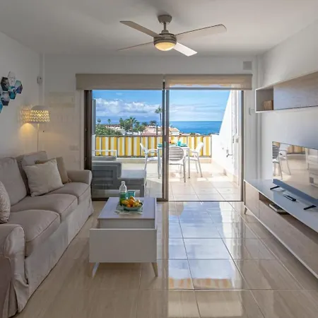 Oceanview Tamara With Pool 아파트